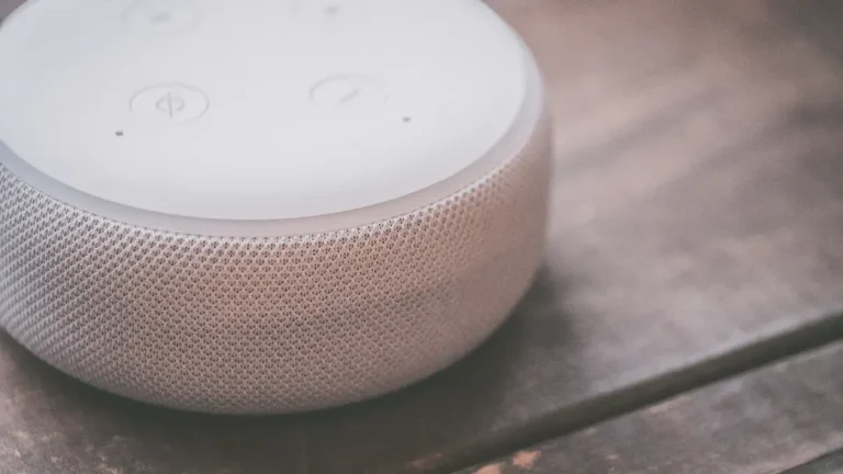 The changes in the hardware requirements for speakers in voice assistants